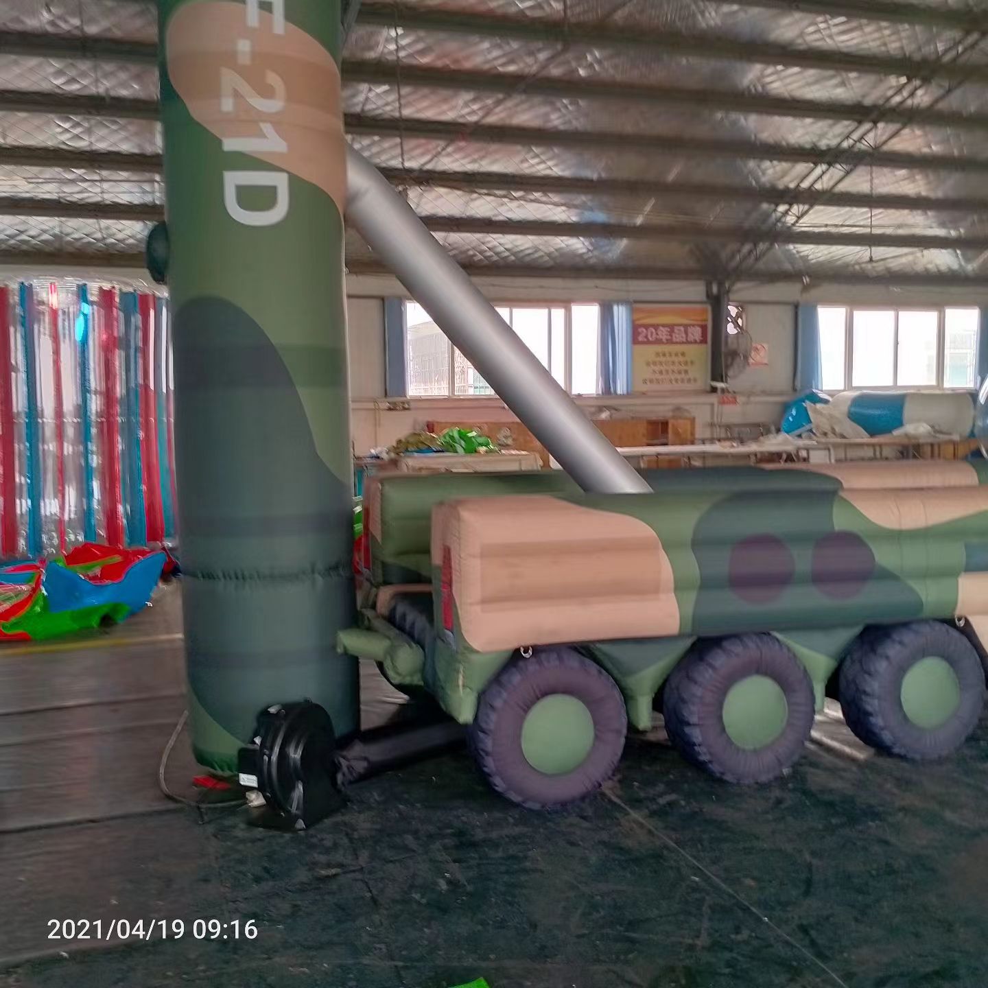 海珠军事演习中的充气目标车辆：模拟发射车雷达车坦克飞机